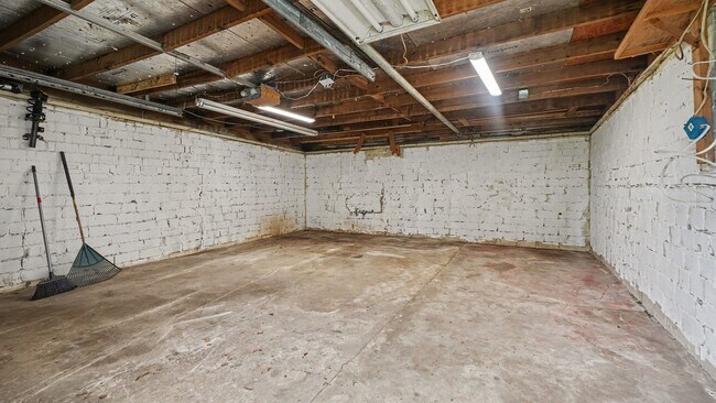 Building Photo - 12 E Homan Ave
