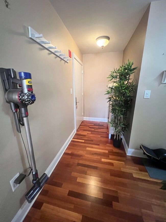 Building Photo - 700 1st St