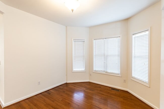 Building Photo - 128 Old Fifth Cir