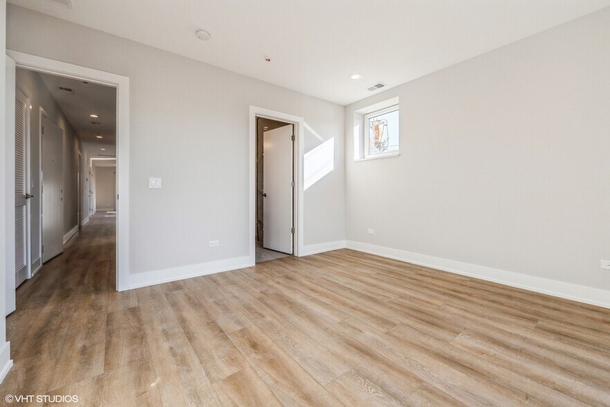 Building Photo - 3216 N Karlov Ave