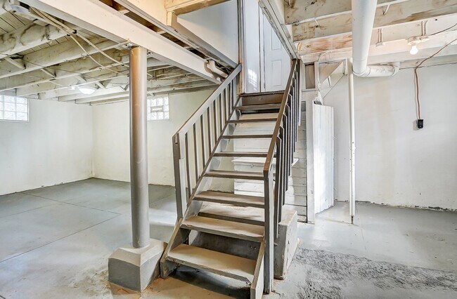 Building Photo - 5914 Lantana Ave