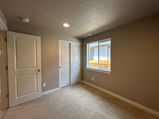 Building Photo - 3 Bedroom / 2 Bathroom Home in NW Redmond