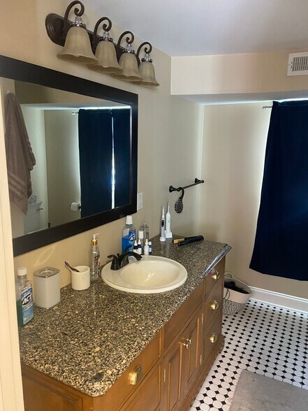 Building Photo - 28 Dove St