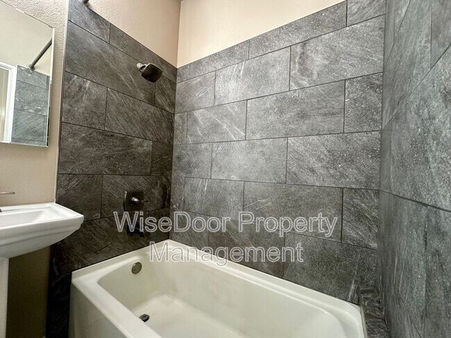 Building Photo - 1030 Leonard Ave