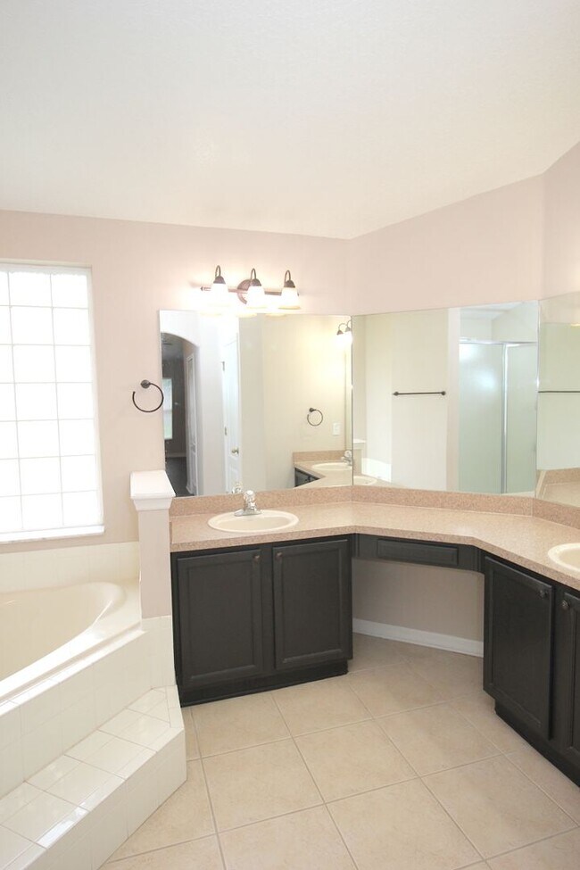 Building Photo - Huge 4 Bed 3 Bath Home w FENCED YARD and SCREENED LANAI for Rent!