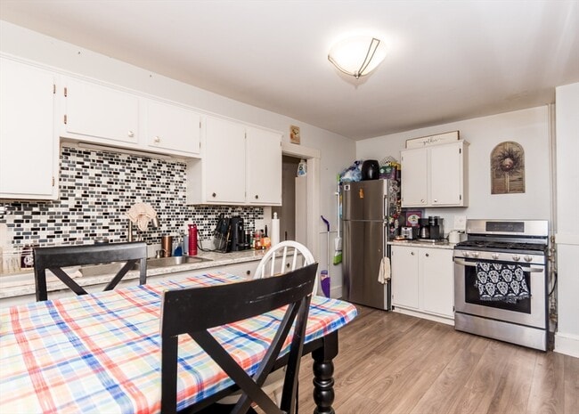 Building Photo - 1093 Main St