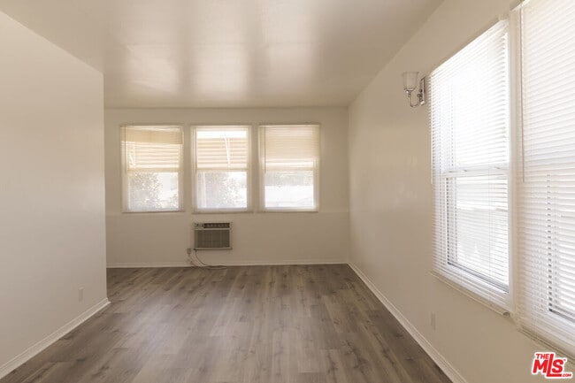 Building Photo - 5516 1/2 Cahuenga Blvd