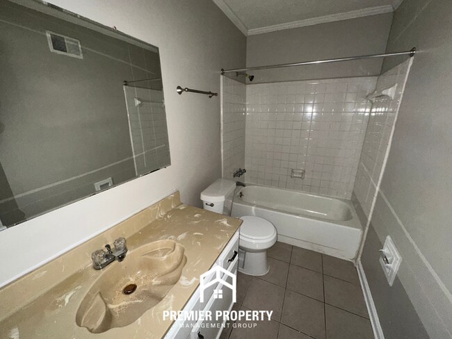 Building Photo - Move-In Ready 3BR Home in 38141 - Sunny Bay Window, Attached Garage & Fenced Yard