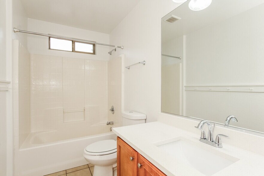 Building Photo - 9822 E Empress Ave