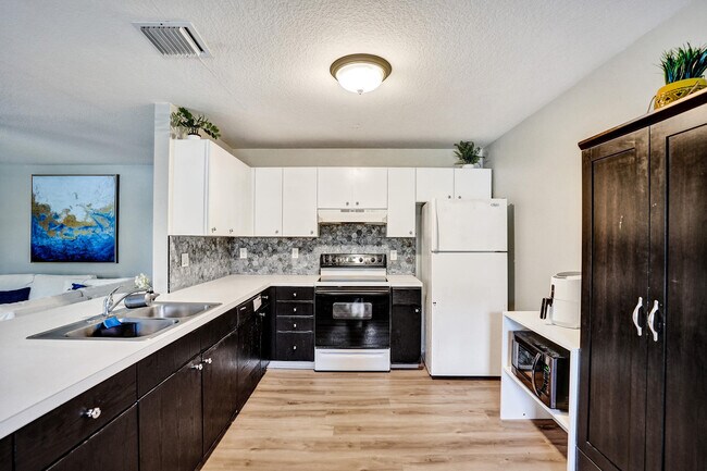 Building Photo - 1095 Miami Blvd