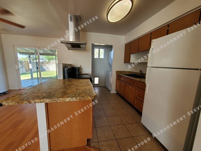 Building Photo - 3 BEDROOM HOME WITH HUGE BACKYARD/GARDEN AREA