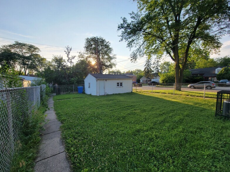 Building Photo - 9900 S Paxton Ave