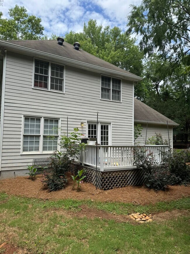 Building Photo - Wonderful 3 bedroom/2.5 bathroom House with 2 Car Garage in Snapfinger!