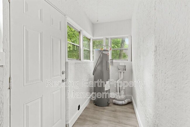 Building Photo - 624 83rd Pl S
