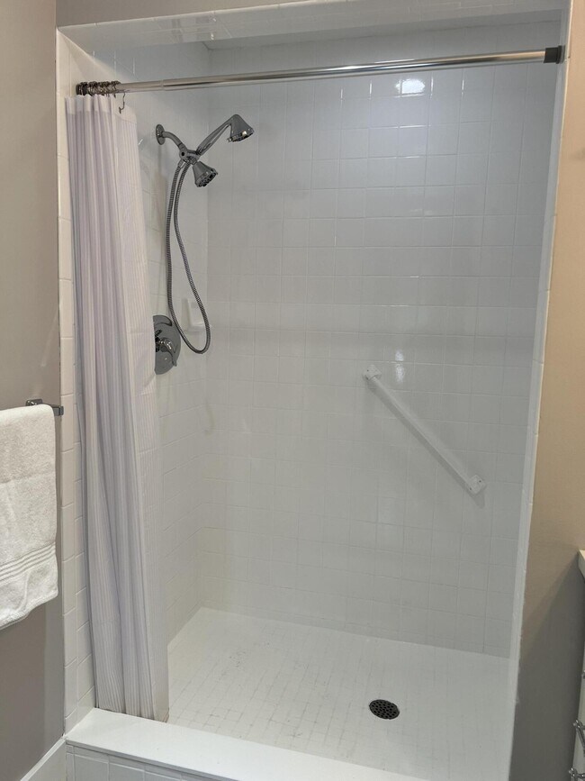 Building Photo - 301 SE Castle Ct