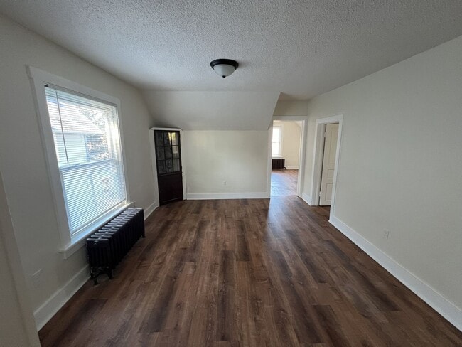 Building Photo - 526 E Eighth Street