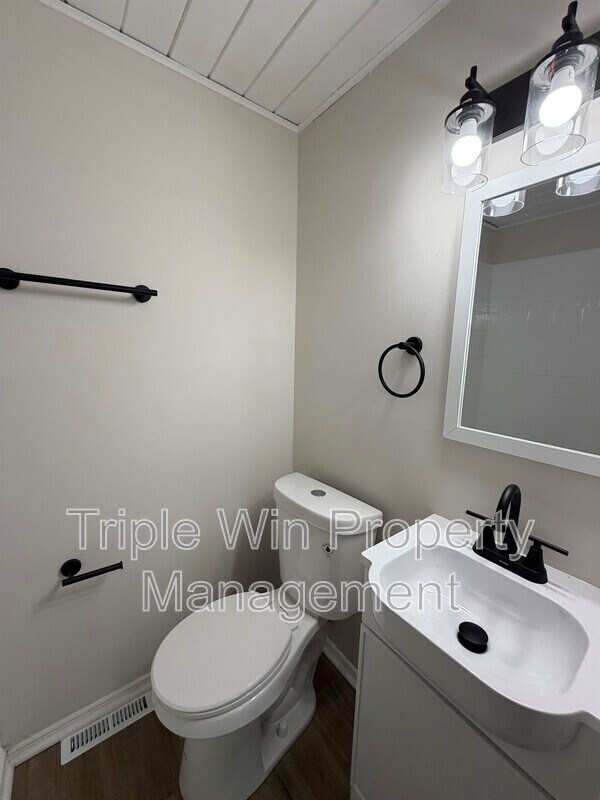 Building Photo - 404 Fee Fee Hills Dr