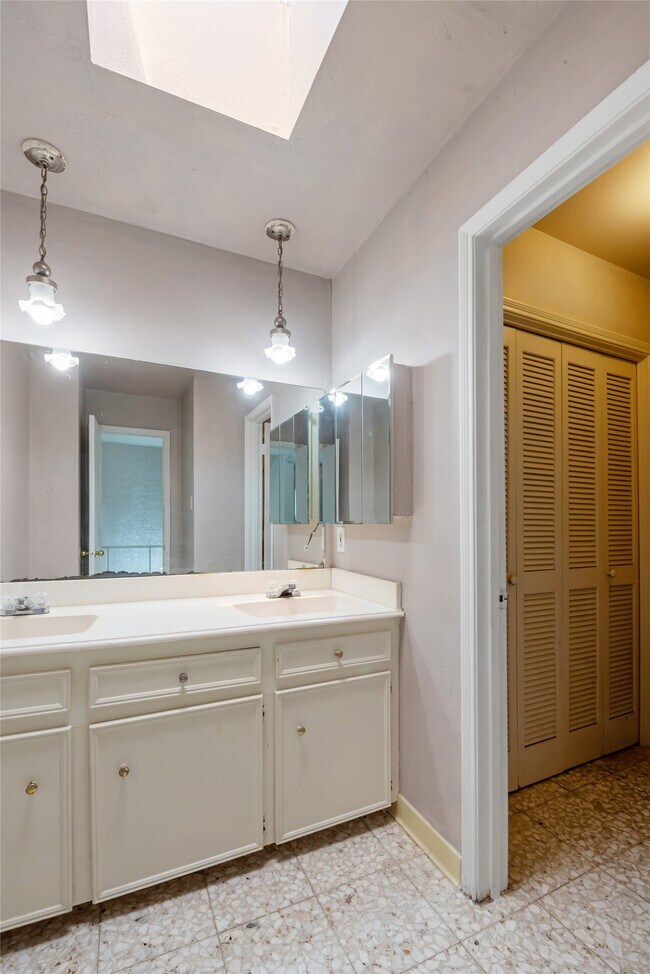 Building Photo - 1915 Mustang Springs Dr