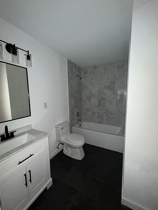 Building Photo - Ready to move in