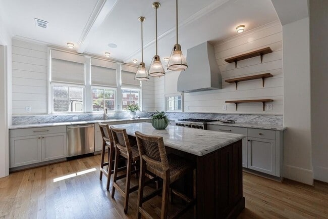 Building Photo - 81 Delmont Dr NE