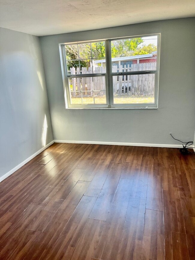 Building Photo - Spacious 3BR/2BA Port Richey home! No appl...