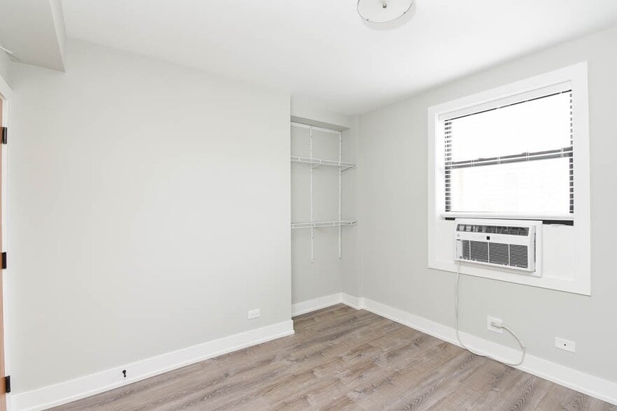 Building Photo - 510 W Belmont Ave