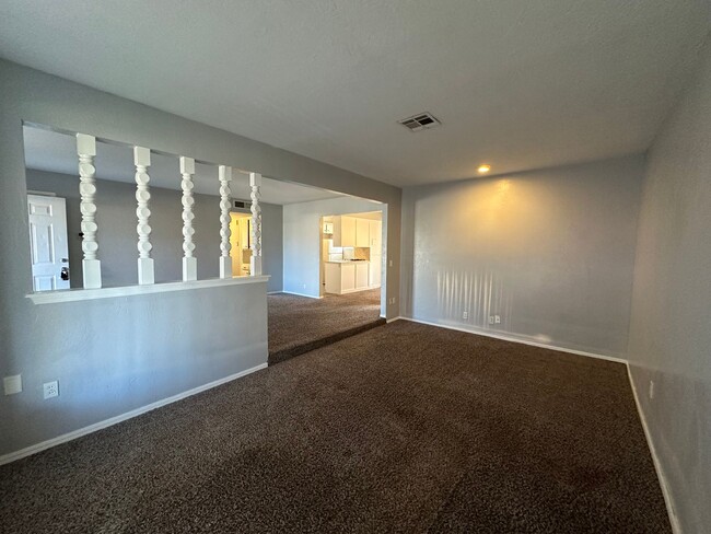 Building Photo - 4844 Woodview Dr