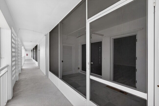 Building Photo - 100 Shore Ct