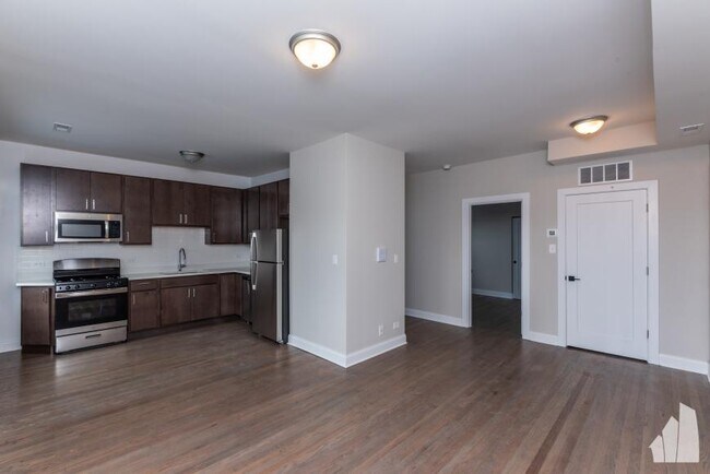 Building Photo - 3 bedroom in Chicago IL 60647