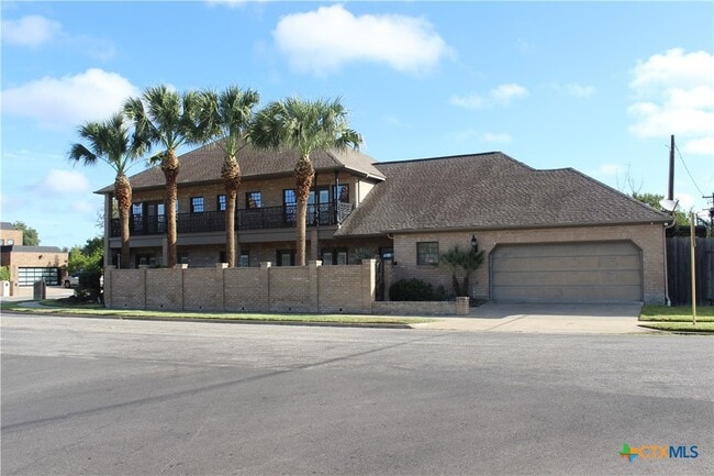 Building Photo - 6001 Country Club Dr