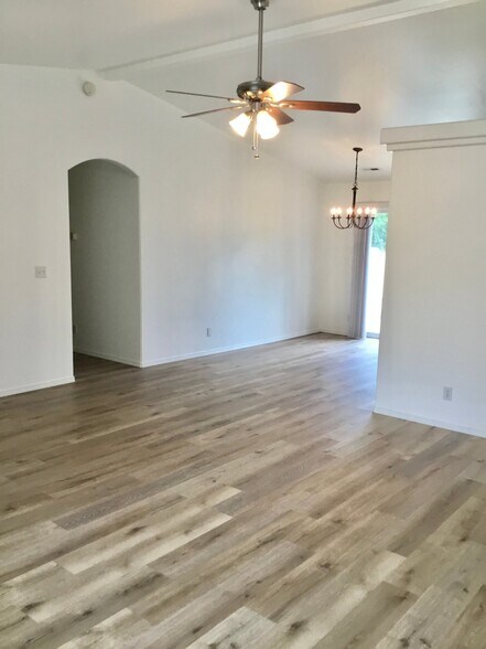 Building Photo - 2917 W Versailles Dr