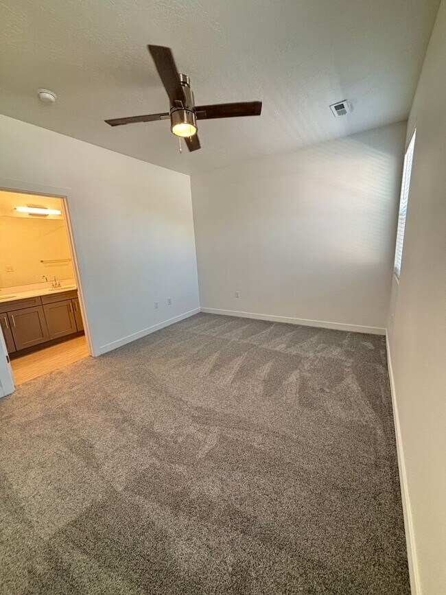 Building Photo - 557 E 3880 S