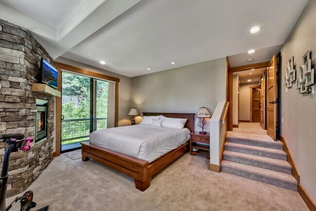 Building Photo - Gorgeous Lakeview! Pet Friendly w a Garage & AC!