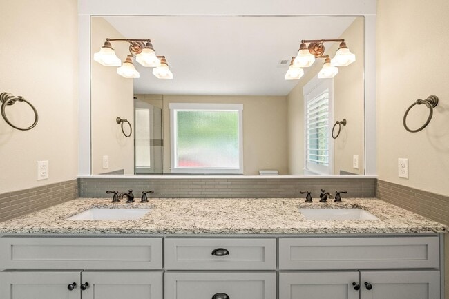 Building Photo - Spacious 4-Bedroom Dream Home – Perfect fo...