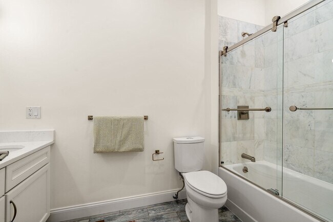 Building Photo - 162 Clark St