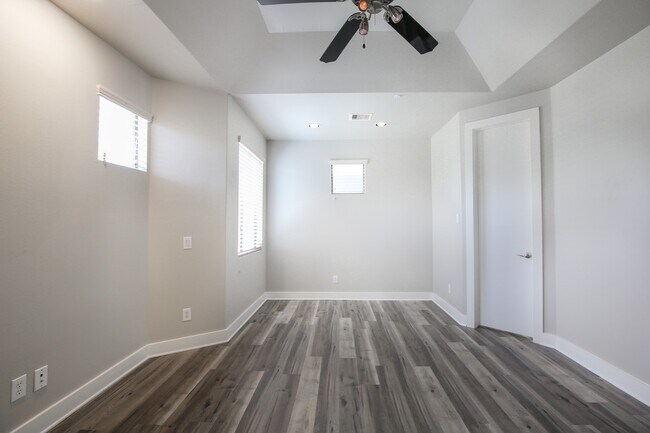 Building Photo - 2307 Camden Dr