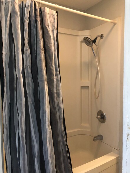 Building Photo - 1273 Queen St