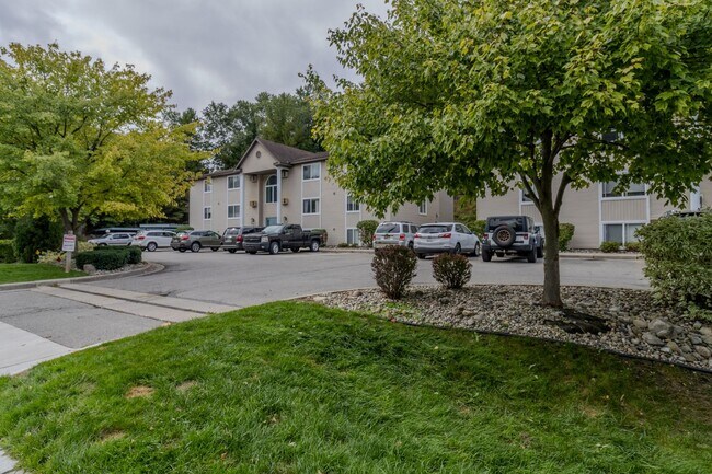 Building Photo - Spacious Dream Apartment — Right Where You...