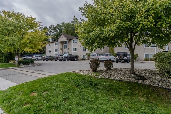 Building Photo - Spacious Dream Apartment — Right Where You Want to Be!