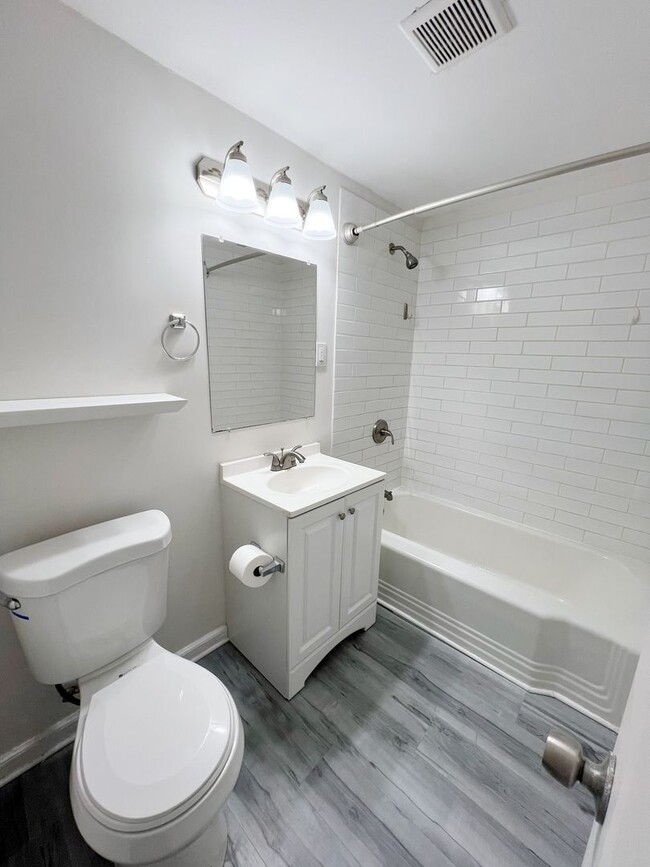 Building Photo - Charming 1-Bed Home in North Kansas City –...