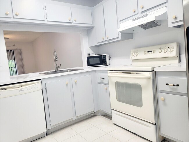 Building Photo - 15702 E Waterside Cir