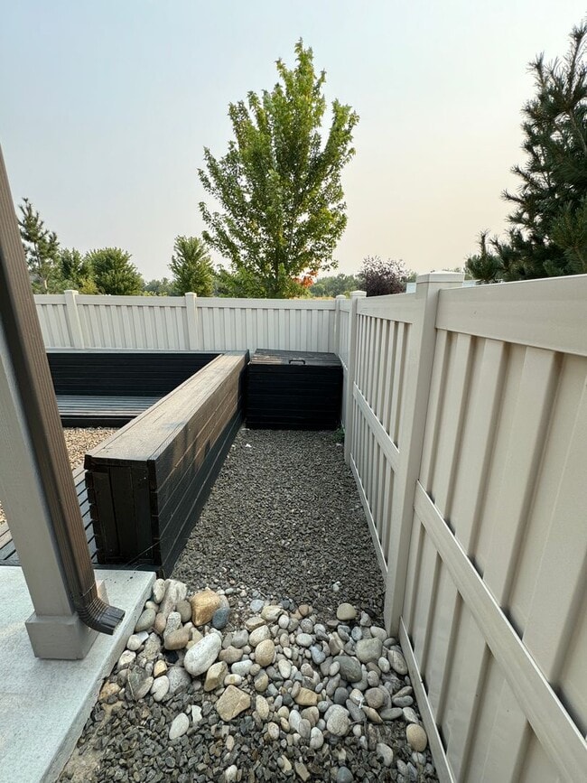 Building Photo - Charming 3-bedroom, 2-bathroom home locate...