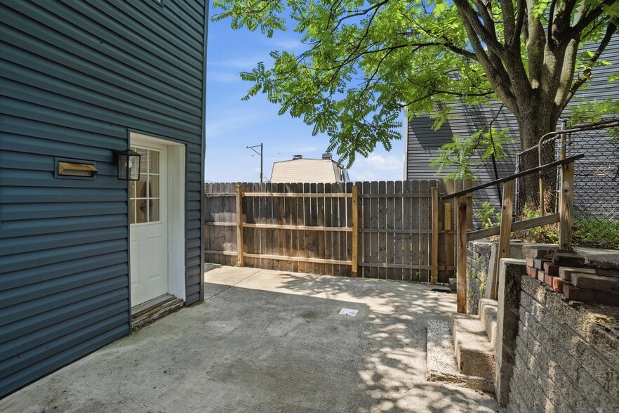 Building Photo - 905 McCandless Ave