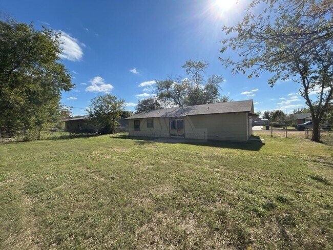 Building Photo - 607 Spoke Dr