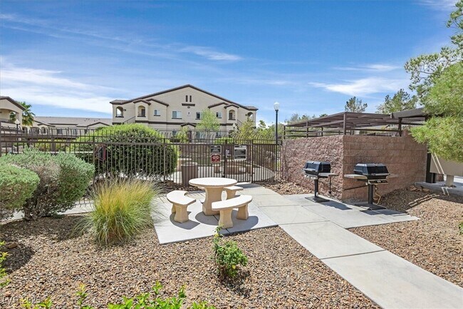 Building Photo - 2291 W Horizon Ridge Pkwy