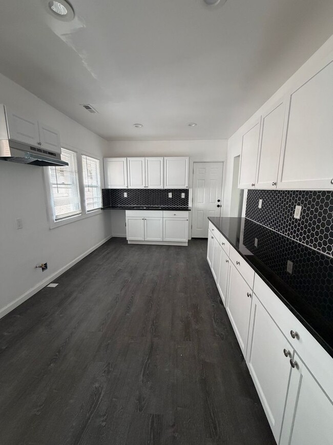 Building Photo - 3 Bedroom 2 bath duplex