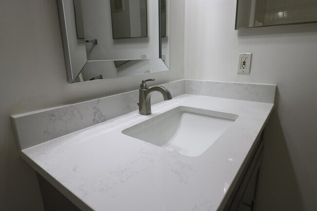 Building Photo - 560 Florida Club Blvd