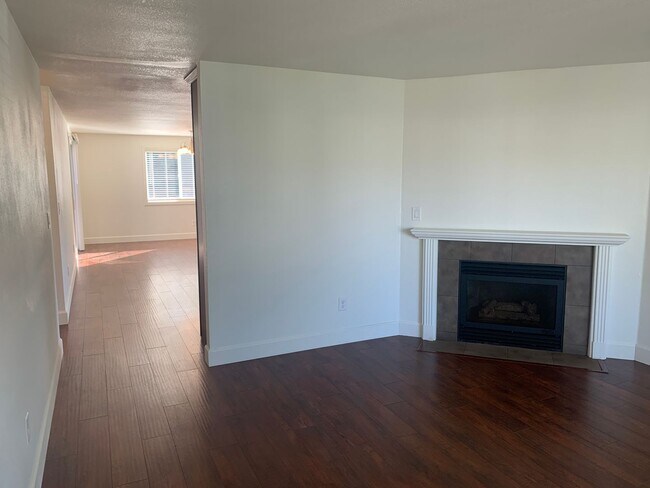 Building Photo - ***Newly Renovated Spacious and Bright 3 B...