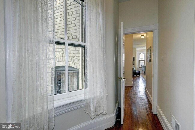 Building Photo - Spacious + Bright 1 Bedroom in Capitol Hill!