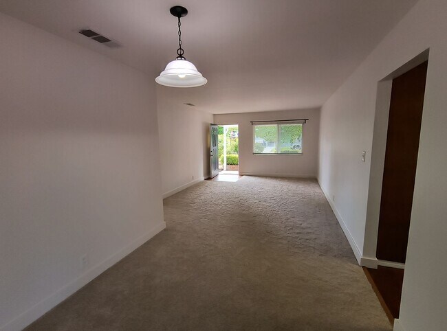 Building Photo - Darling Home on Darlene!